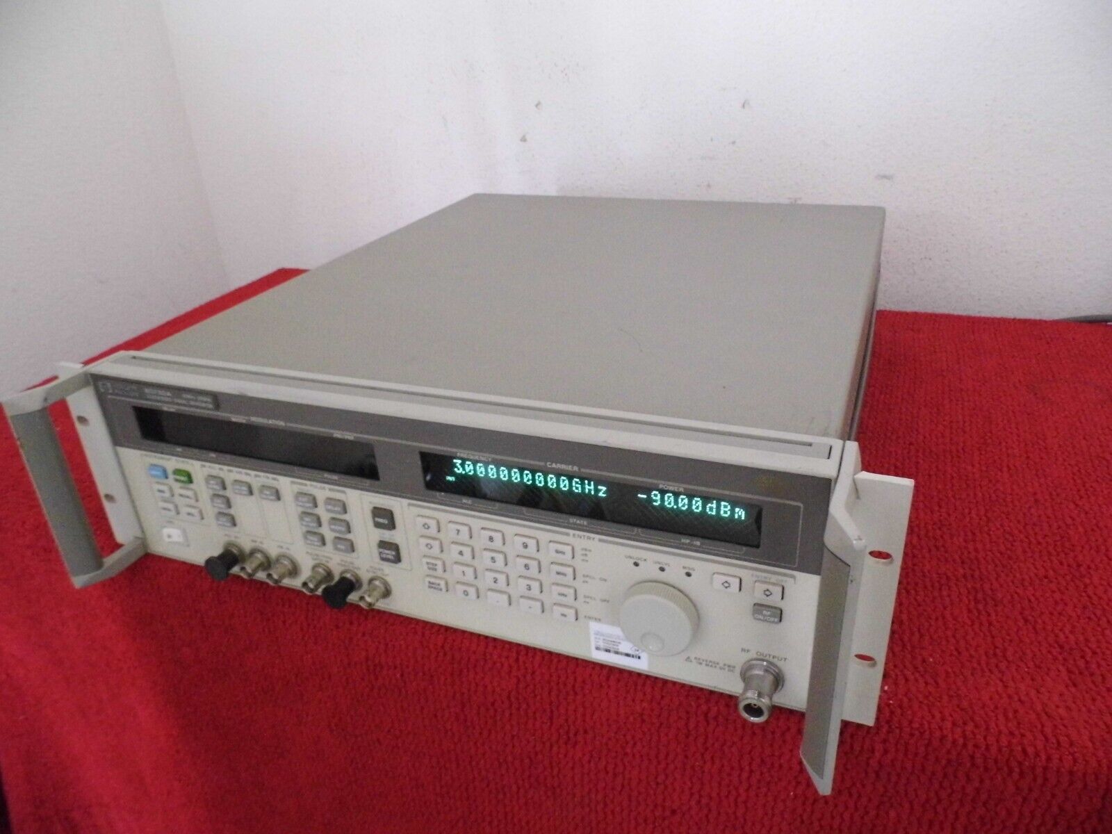 Agilent HP 83732A Synthesized Signal Generator,10Mhz-20GHz w/1E1/1E8 Agilent HP 83732A Synthesized Signal Generator,10Mhz-20GHz w/1E1/1E8